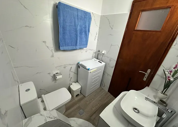 Family House 2 Near Lägenhet *