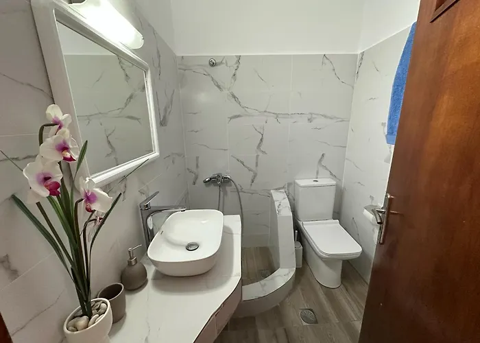 Apartment Family House 2 Near Logaras